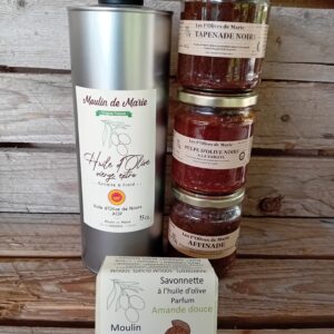 Une bouteille d'huile d'olive de 50cl, trois F'olive et une savonnette
