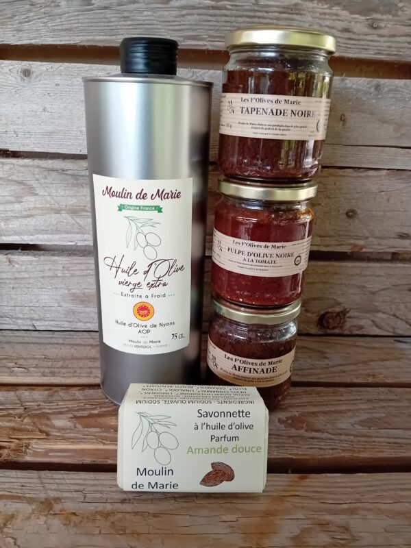 Une bouteille d'huile d'olive de 50cl, trois F'olive et une savonnette